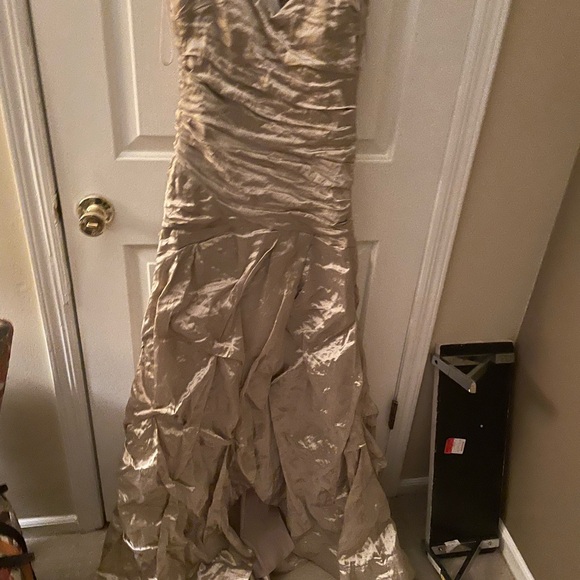 Nicole miller Elegant Gold Evening Gown this dress is stunning 😍🤩 🔥 - Picture 2 of 9